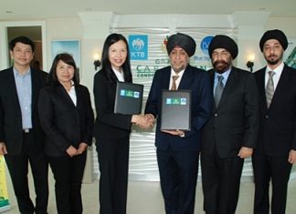 Surjeet Singh Chawala, Director of Blue Sky Group (4th from left) and Jaree Wuthisanti, Krung Thai Bank Senior Executive Vice President Corporate Banking Group 1 (3rd from left) shake hands on the 1,150 MB loan agreement to support Grande Caribbean Condo Resort Pattaya.